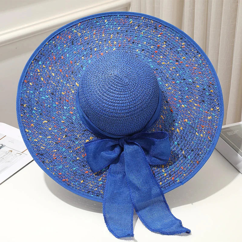 Chapeau de paille suspendu à un crochet, ombre visible