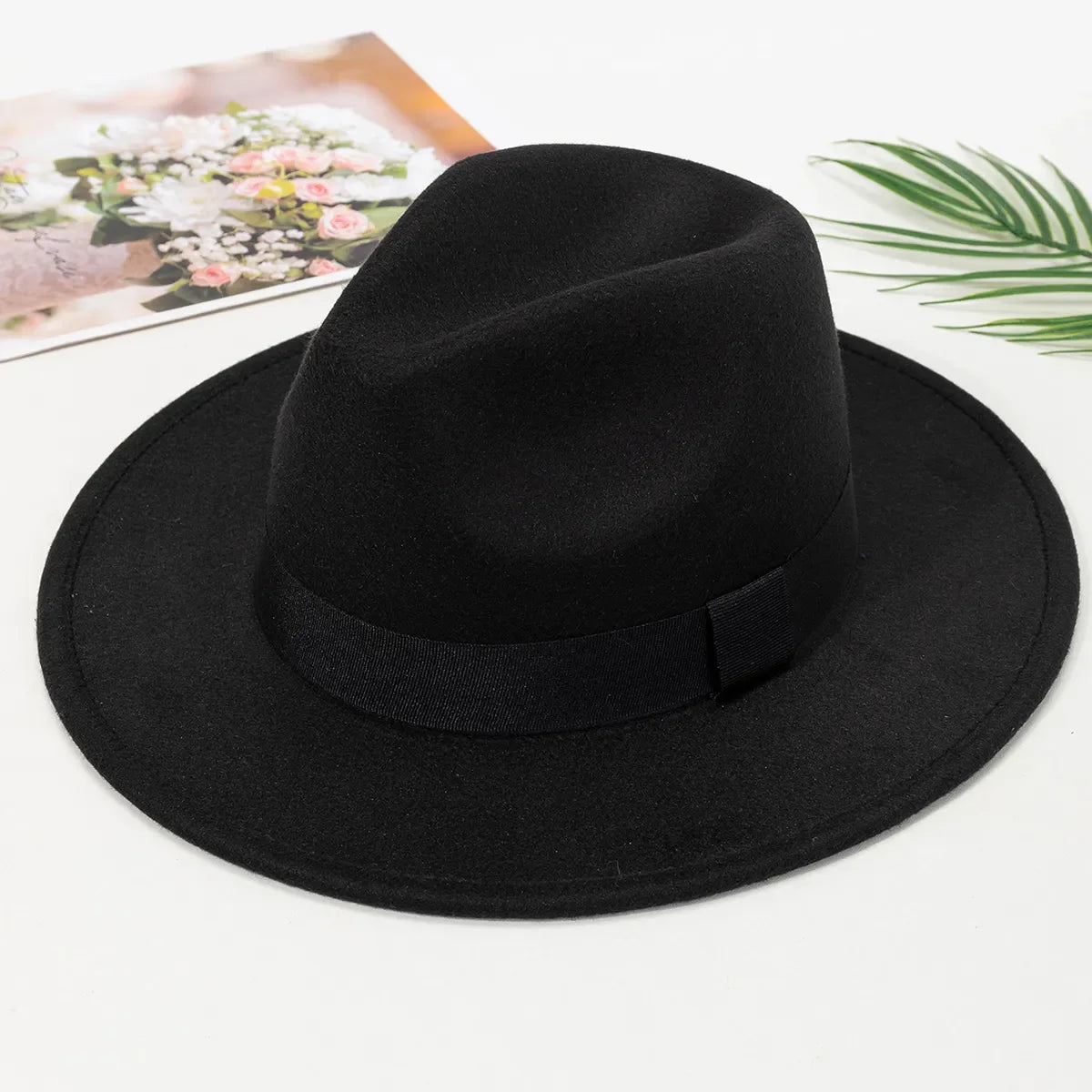Chapeau Fedora marron posé sur une table en bois