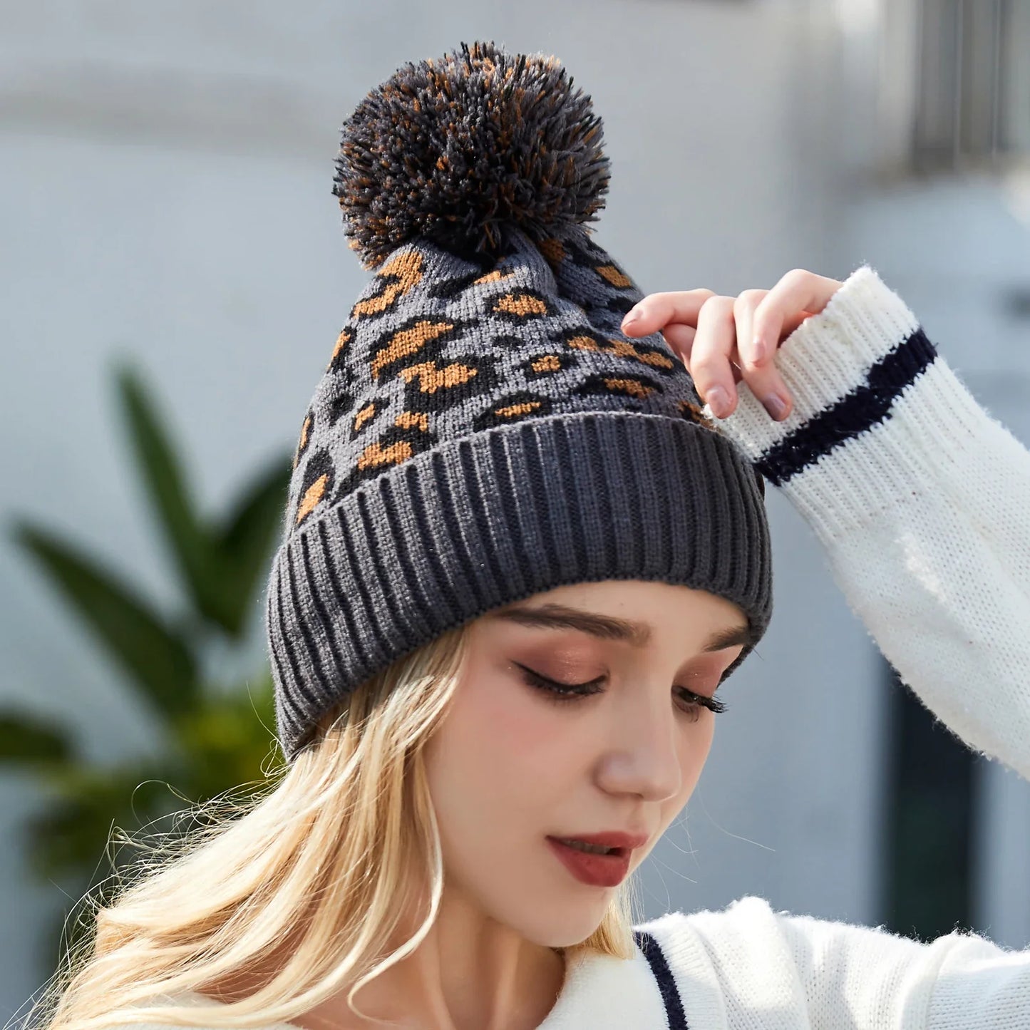 Bonnet léopard avec pompon en laine douce