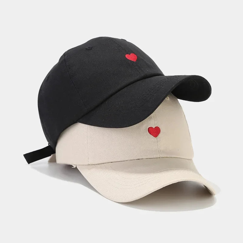 Casquette vue de côté montrant le design épuré