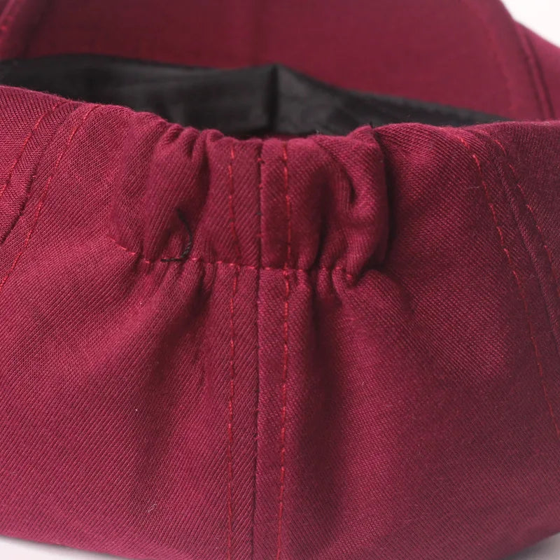 Béret en coton sur fond neutre, design épuré et élégant