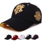 Casquette brodée sur fond blanc, détails de la broderie visibles