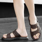 Sandales sur un fond sombre, soulignant leur design sportif