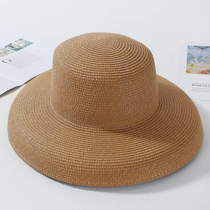 Vue de dessus d'un chapeau de paille élégant