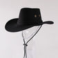 Chapeau cowboy posé sur une table en bois rustique