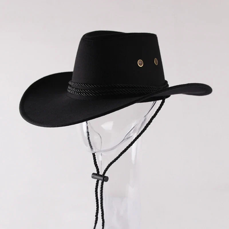 Chapeau cowboy posé sur une table en bois rustique