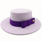 Chapeau beige avec bord large, posé sur une table