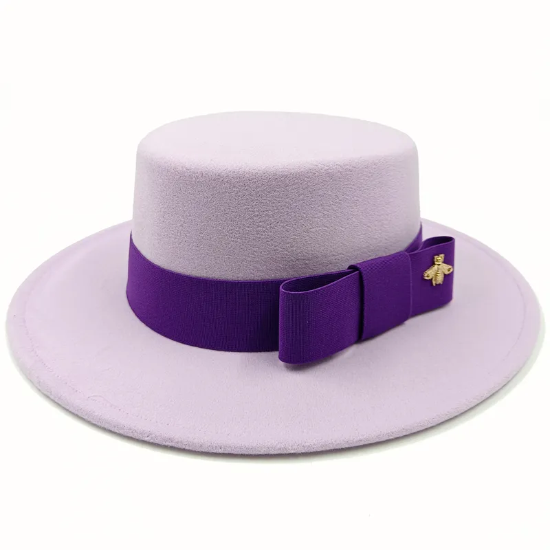 Chapeau beige avec bord large, posé sur une table