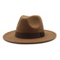Chapeau en cuir brun avec détails cousus