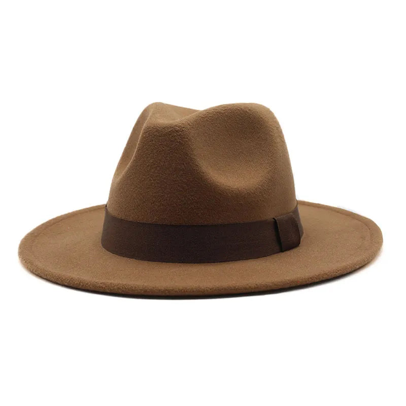 Chapeau en cuir brun avec détails cousus