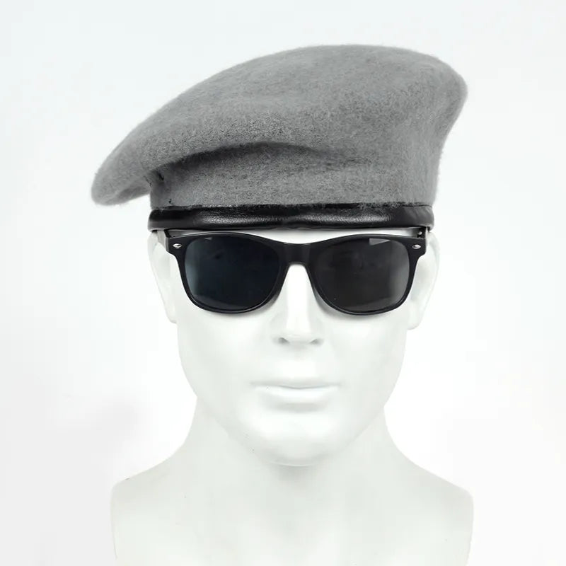 Vue latérale d'un homme avec un béret, style décontracté