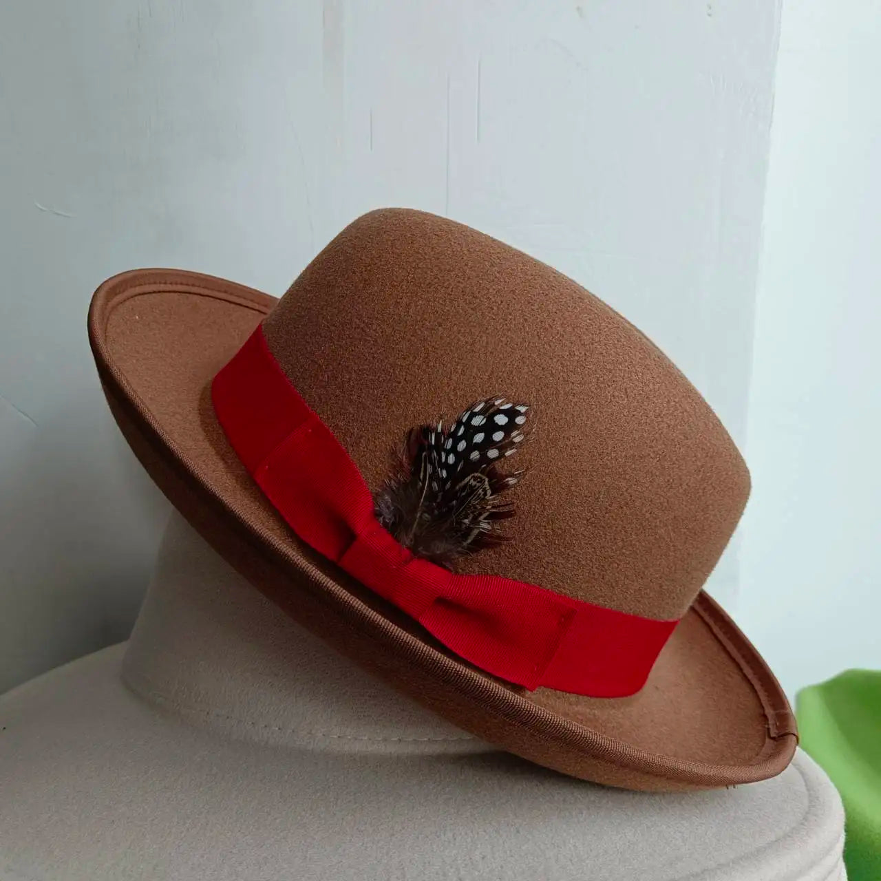 Chapeau melon avec reflet subtil sur une surface brillante