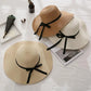 Chapeau de paille suspendu à un crochet, mur en bois