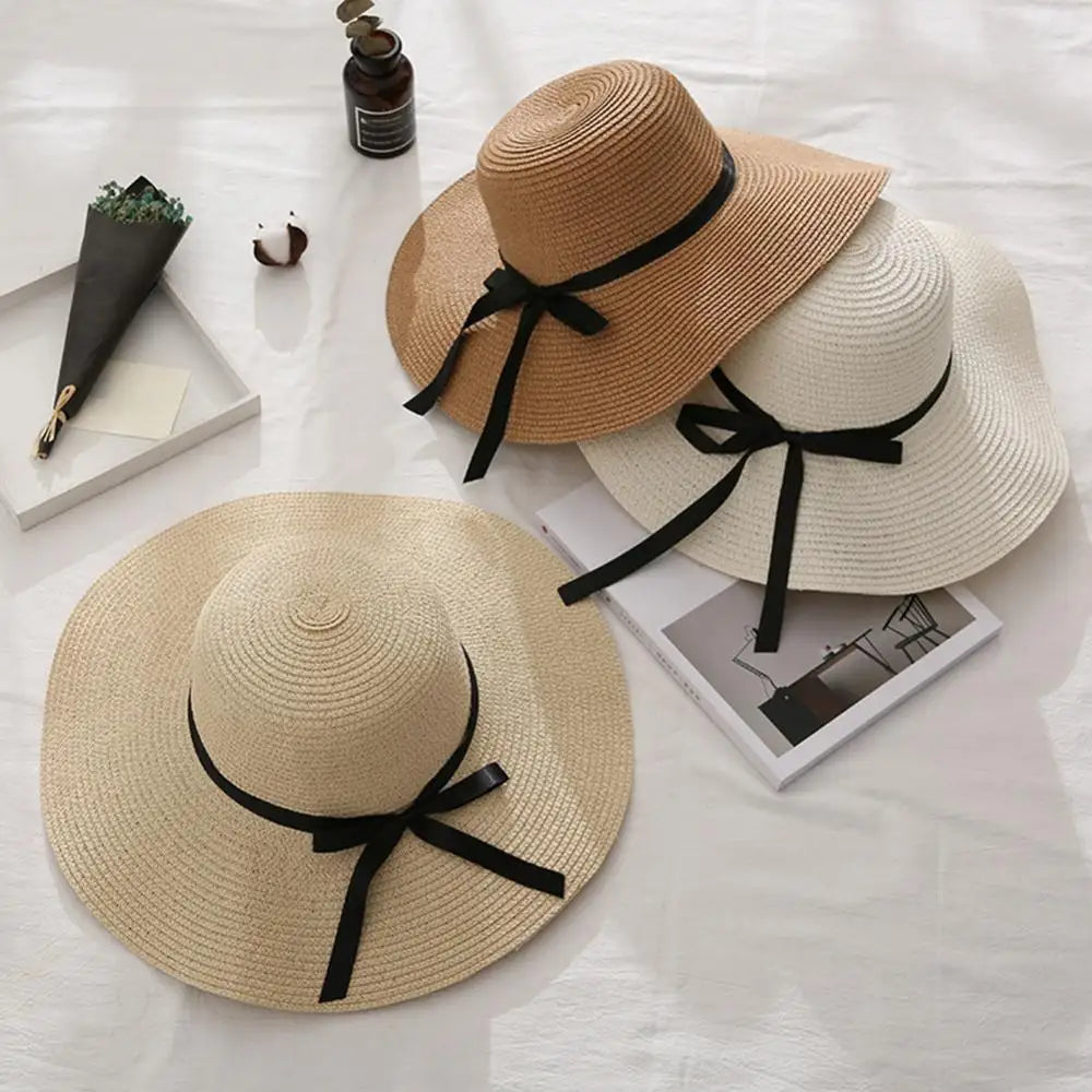 Chapeau de paille suspendu à un crochet, mur en bois