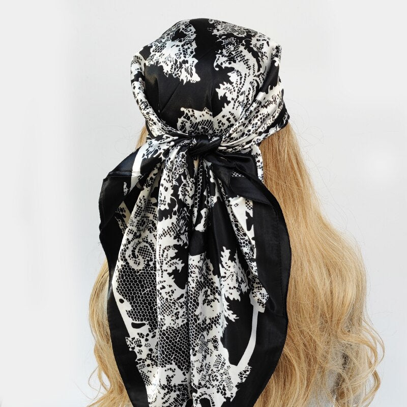 Détail des motifs baroques noirs sur foulard blanc