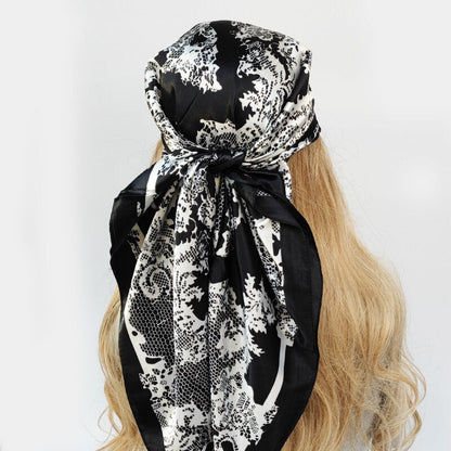 Détail des motifs baroques noirs sur foulard blanc