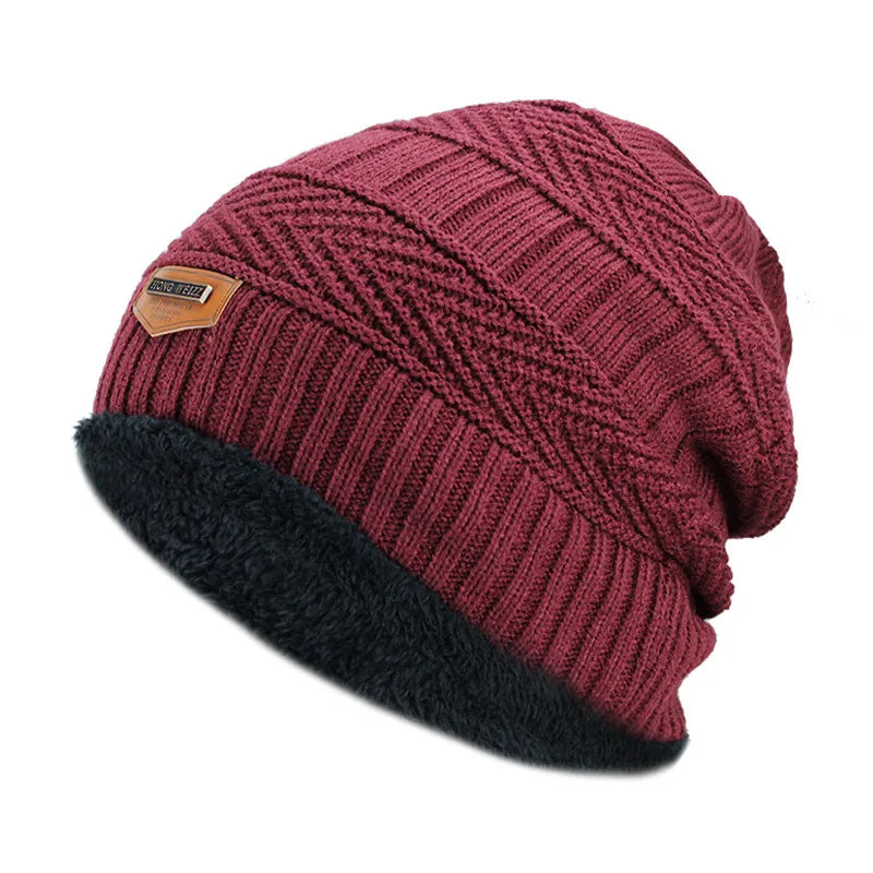 Bonnet posé sur une surface, mettant en valeur le tricot
