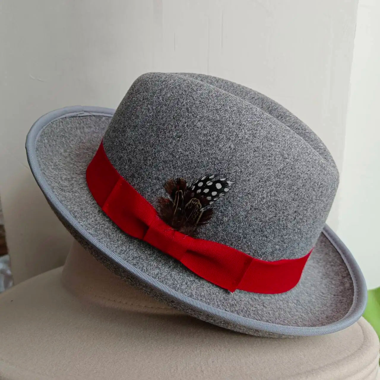 Chapeau melon posé sur une table, lumière naturelle douce