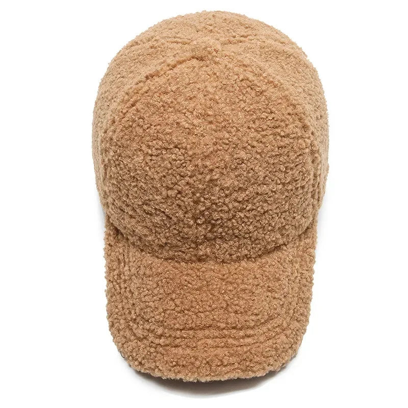 Vue latérale d'une casquette en polaire beige montrant les coutures