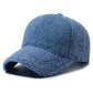 Casquette en polaire bleue avec coutures apparentes sur fond clair