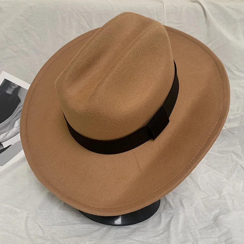 Vue de profil d'un chapeau cowboy en feutre brun