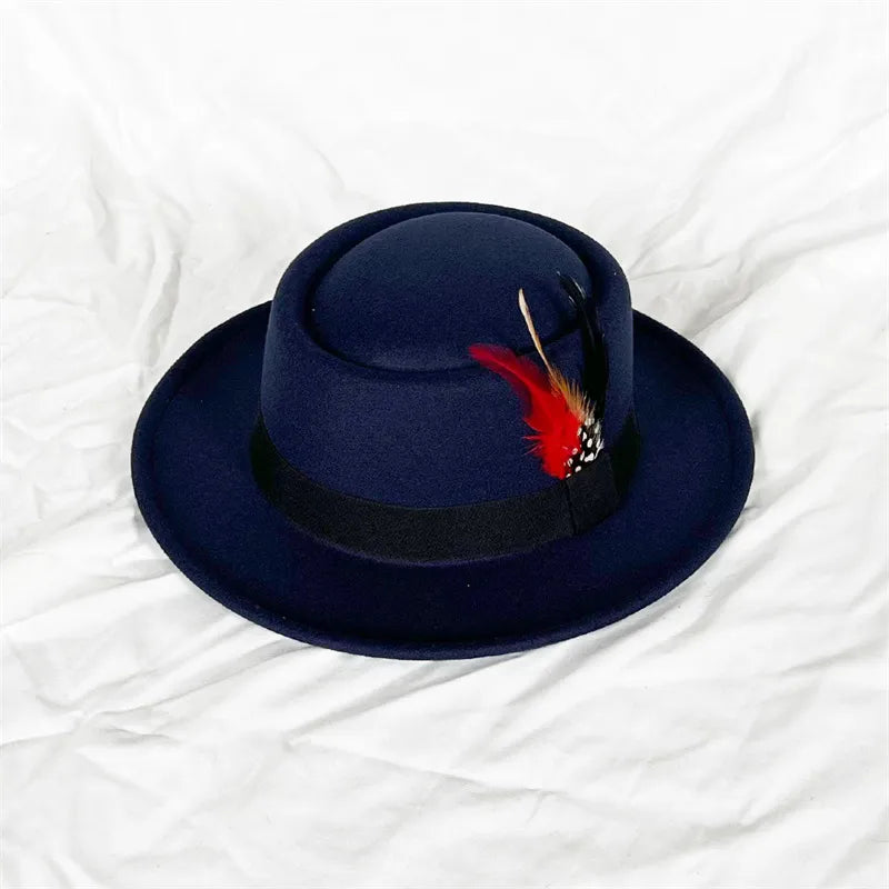 Chapeau Fedora beige avec ombre portée sur le sol