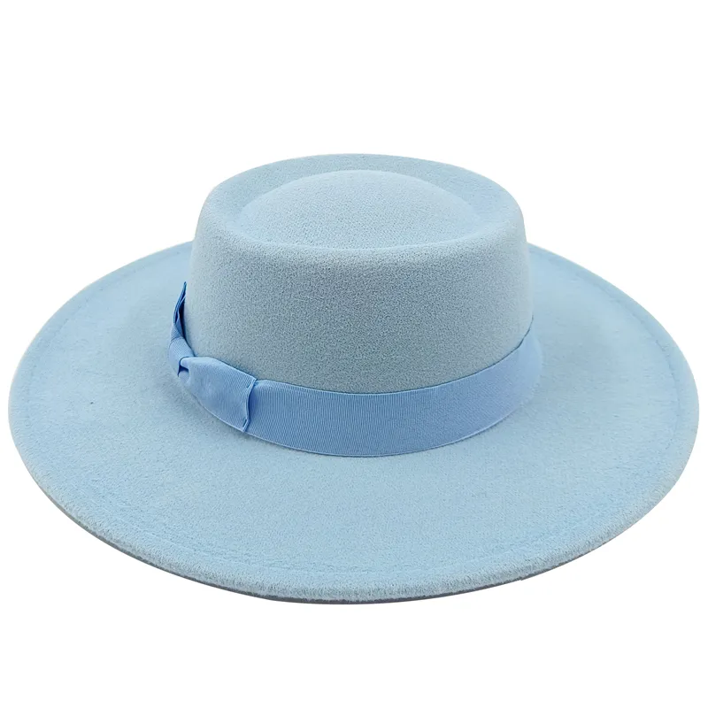 Chapeau fedora noir sur une étagère en bois sombre