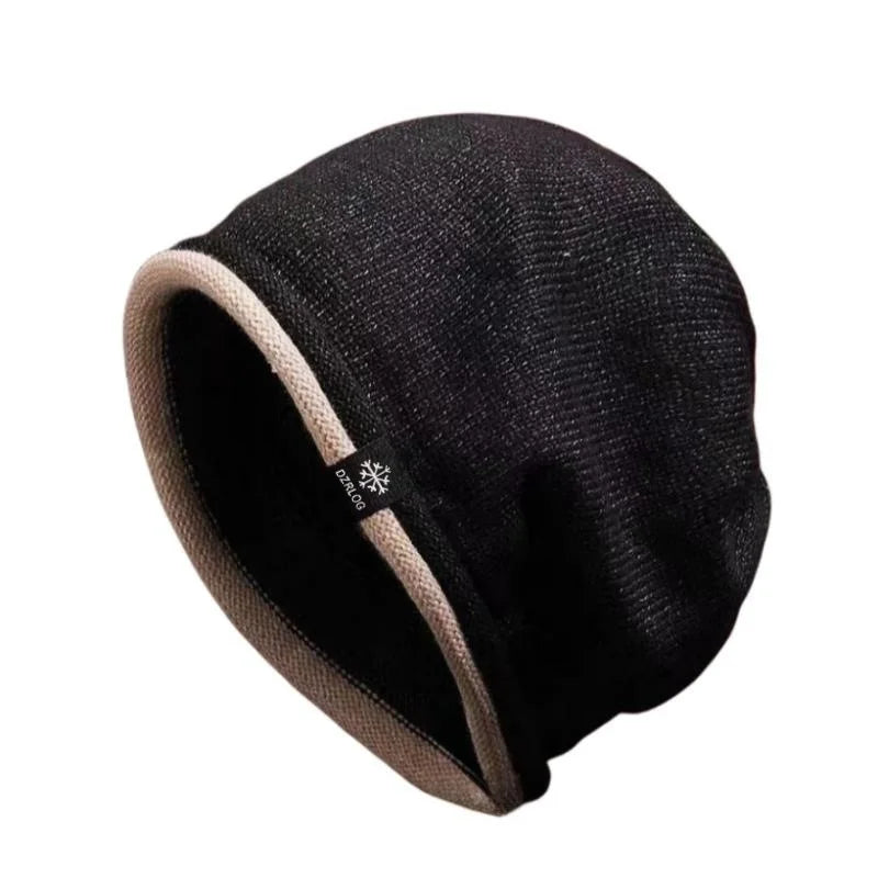 Détail de la maille torsadée d'un bonnet en laine