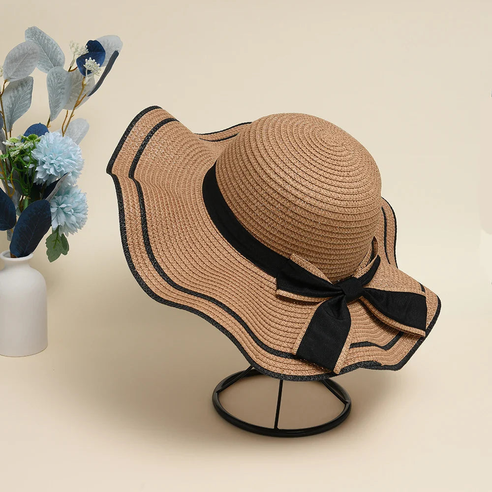 Chapeau de paille sur fond de ciel bleu clair