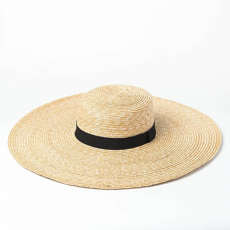 Chapeau de paille élégant présenté en extérieur