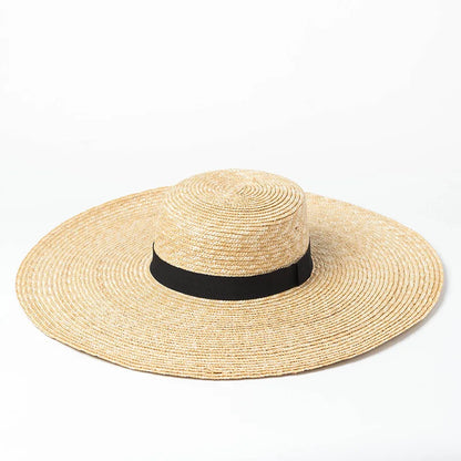 Chapeau de paille élégant présenté en extérieur