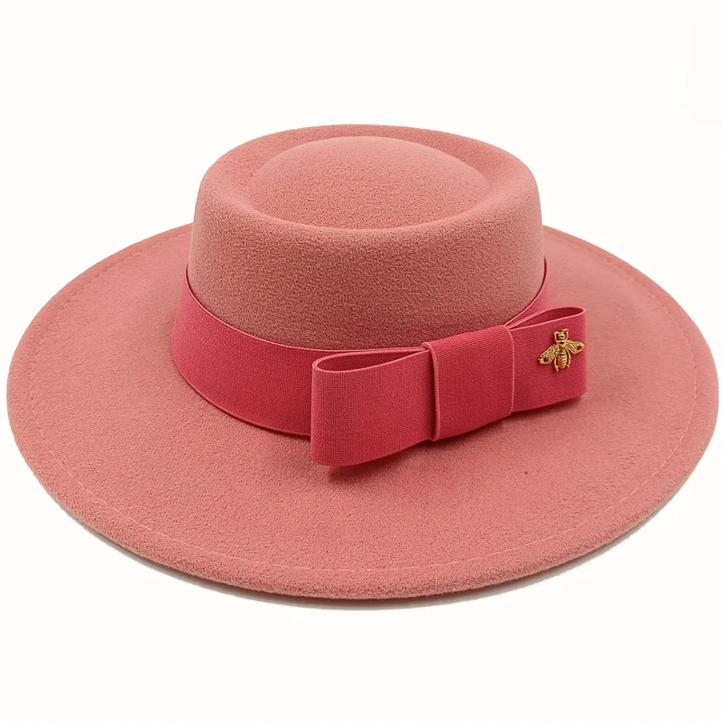 Chapeau beige avec un nœud, présenté sur un mannequin
