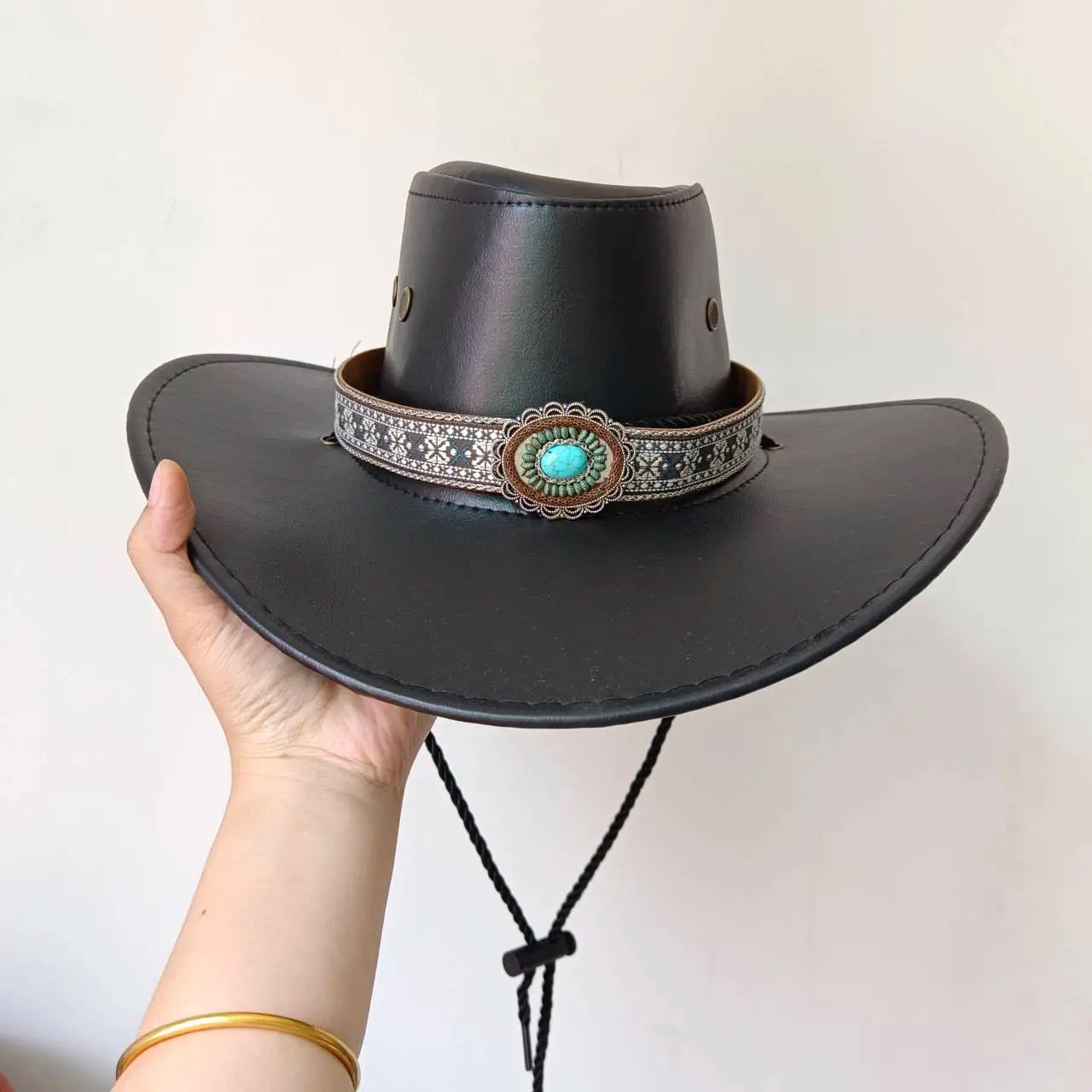 Chapeau cowboy avec reflet de lumière sur le bord