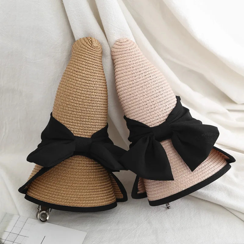 Chapeau de paille avec bord large, posé sur chaise