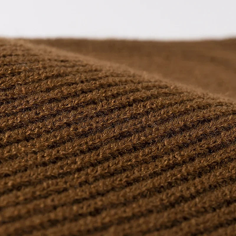 Vue latérale d'un bonnet en maille, soulignant sa simplicité
