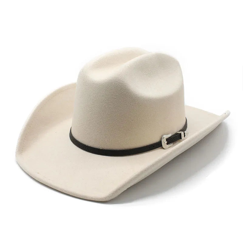 Chapeau cowboy posé sur une selle de cheval