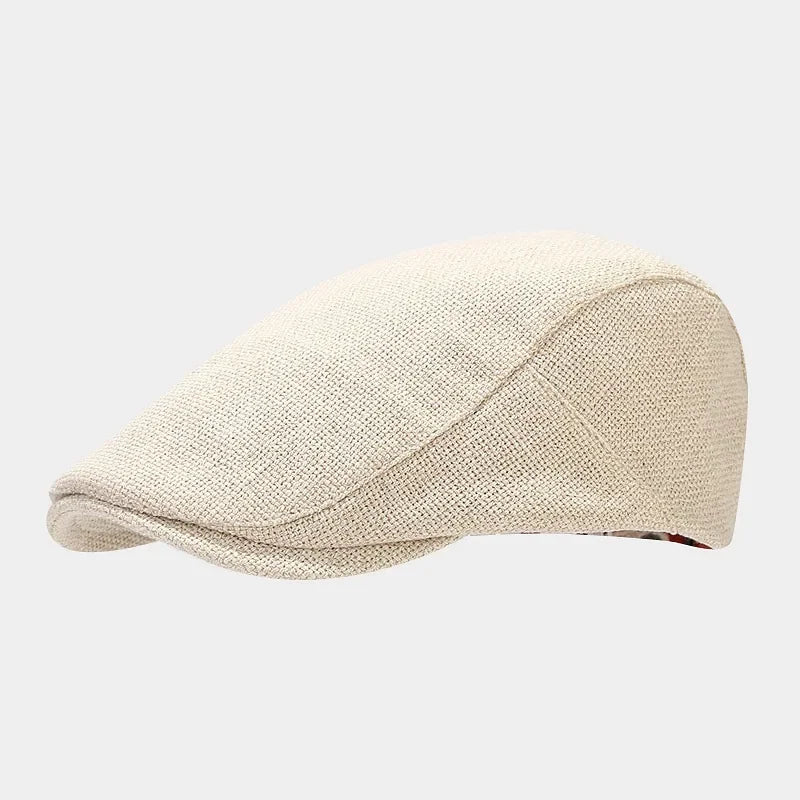 Homme en béret gris, marchant dans une rue animée