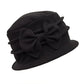 Profil d'une femme avec chapeau cloche, lumière douce