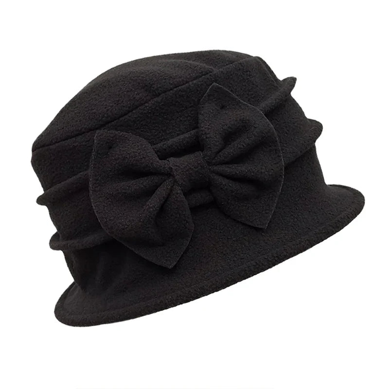 Profil d'une femme avec chapeau cloche, lumière douce