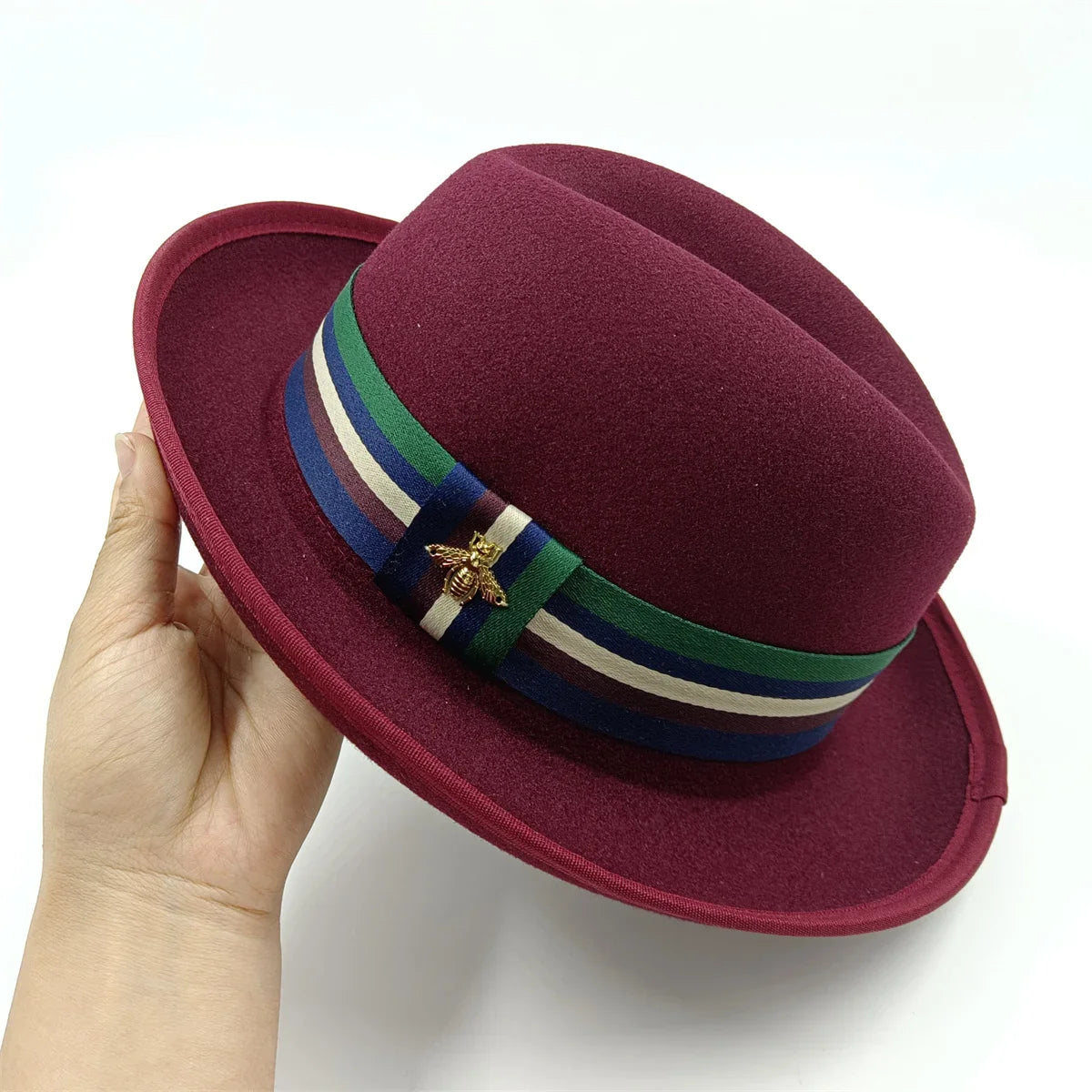 Homme élégant ajustant un chapeau melon devant un miroir