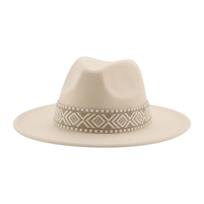 Détail du bord large d'un chapeau fedora beige
