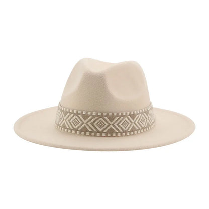 Détail du bord large d'un chapeau fedora beige