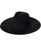 Détail du tissage artisanal d'un chapeau coloré