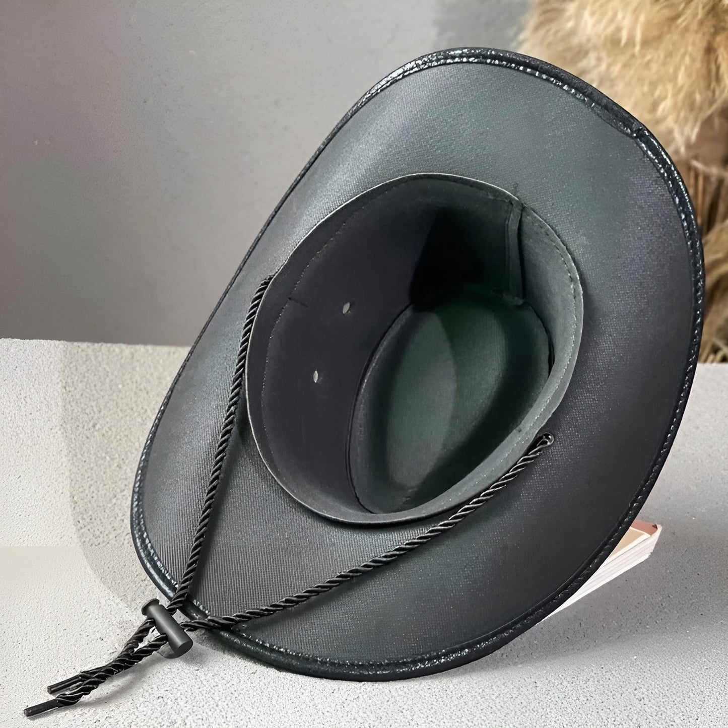 Chapeau cowboy avec large bordure et cordon décoratif