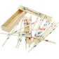 Bâtonnets de Mikado colorés dispersés sur une table en bois