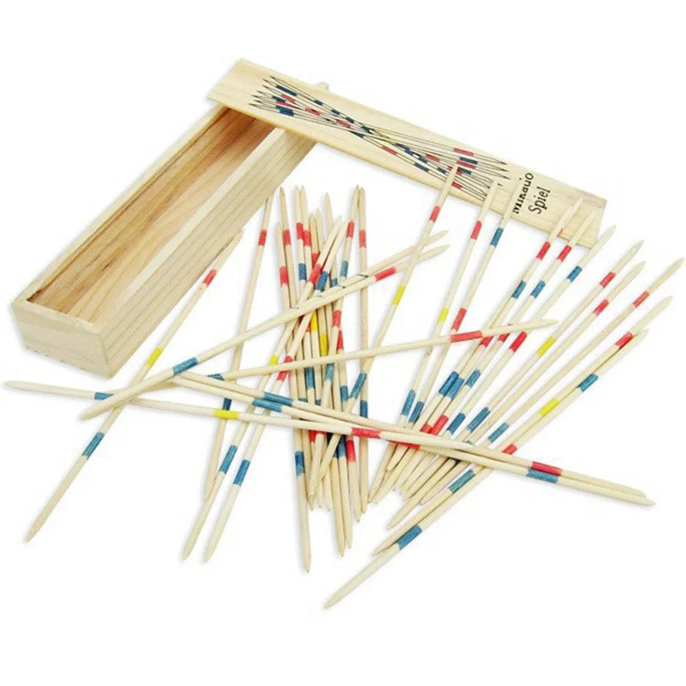 Bâtonnets de Mikado colorés dispersés sur une table en bois