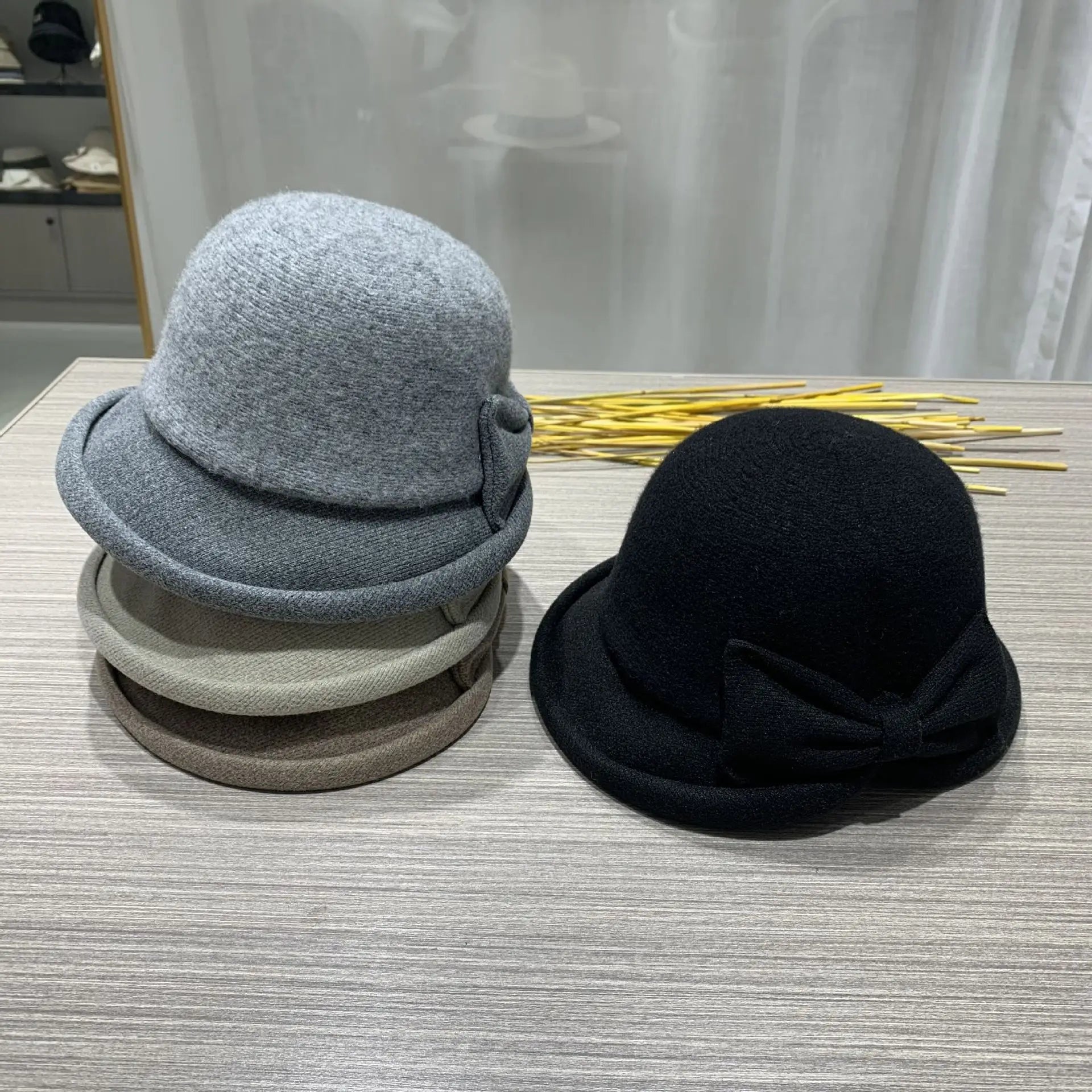 Vue latérale d'un chapeau cloche marron, texture douce