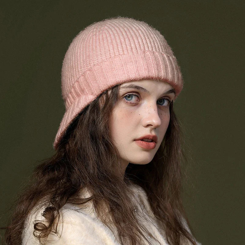 Femme portant un bonnet en laine, vue de profil