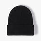 Bonnet en maille sur fond neutre, style minimaliste