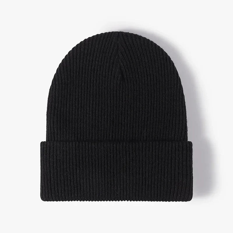 Bonnet en maille sur fond neutre, style minimaliste